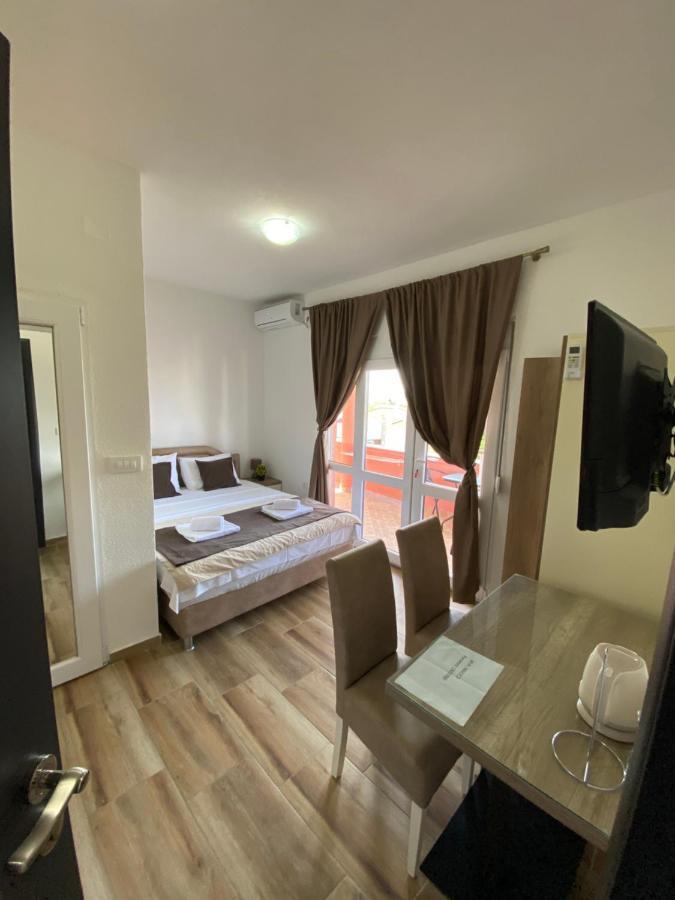 Apartments Nikicic บาร์ ภายนอก รูปภาพ