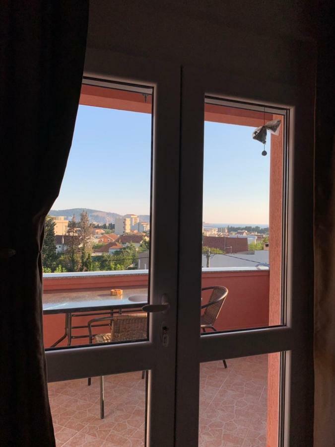 Apartments Nikicic บาร์ ภายนอก รูปภาพ