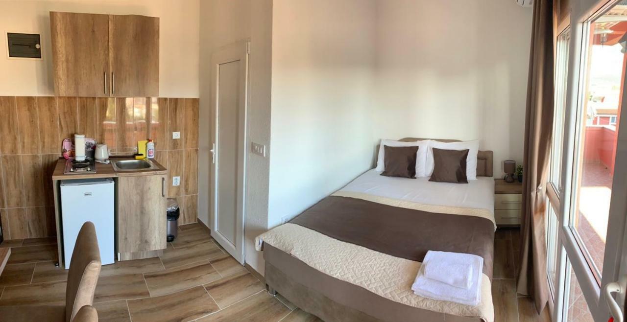 Apartments Nikicic บาร์ ภายนอก รูปภาพ